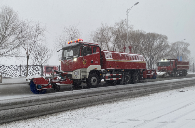 腾博官网诚信为本环境除冰雪装备全力投入破冰作业，助力北京道路交通安全